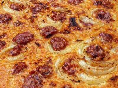 Pizza Bis fainè salsiccia e cipolle